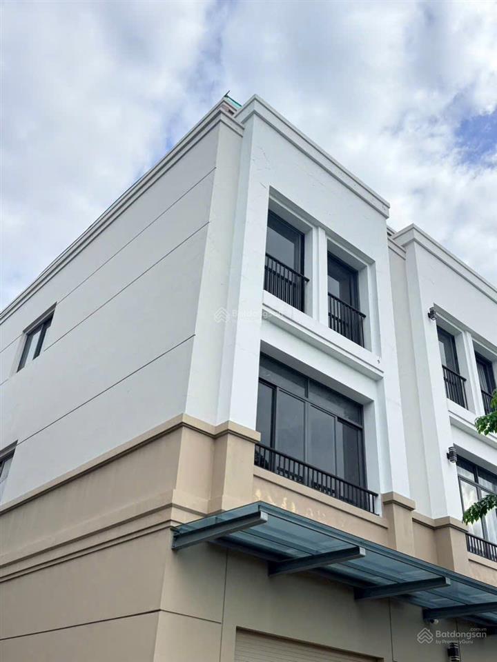 Đẹp nhất khu  shophouse căn góc kđt tây sông hậu. lợi thế có hẻm hông 5m thông thoáng kinh doanh