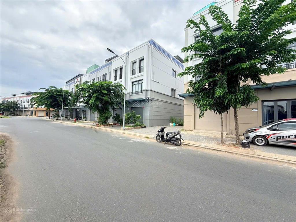 Đẹp nhất khu  shophouse căn góc kđt tây sông hậu. lợi thế có hẻm hông 5m thông thoáng kinh doanh