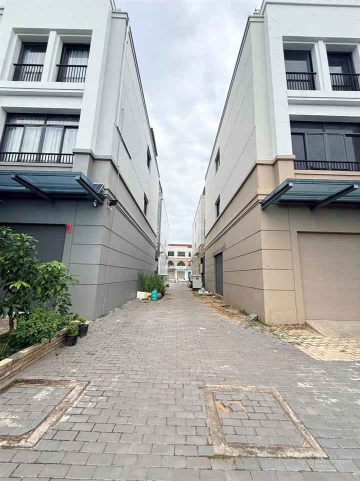 Đẹp nhất khu  shophouse căn góc kđt tây sông hậu. lợi thế có hẻm hông 5m thông thoáng kinh doanh