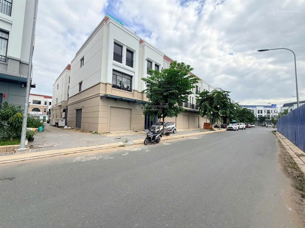 Đẹp nhất khu  shophouse căn góc kđt tây sông hậu. lợi thế có hẻm hông 5m thông thoáng kinh doanh