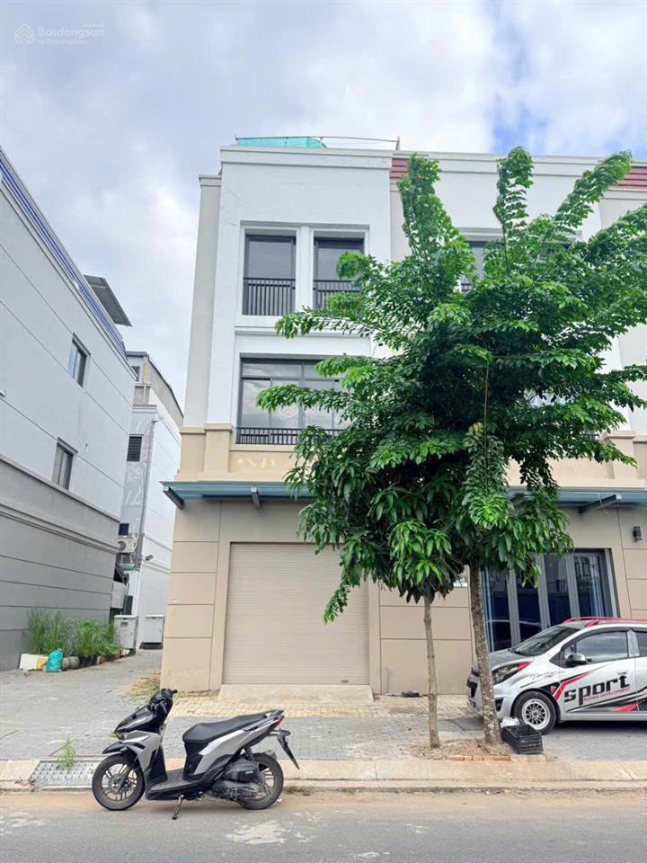 Đẹp nhất khu  shophouse căn góc kđt tây sông hậu. lợi thế có hẻm hông 5m thông thoáng kinh doanh