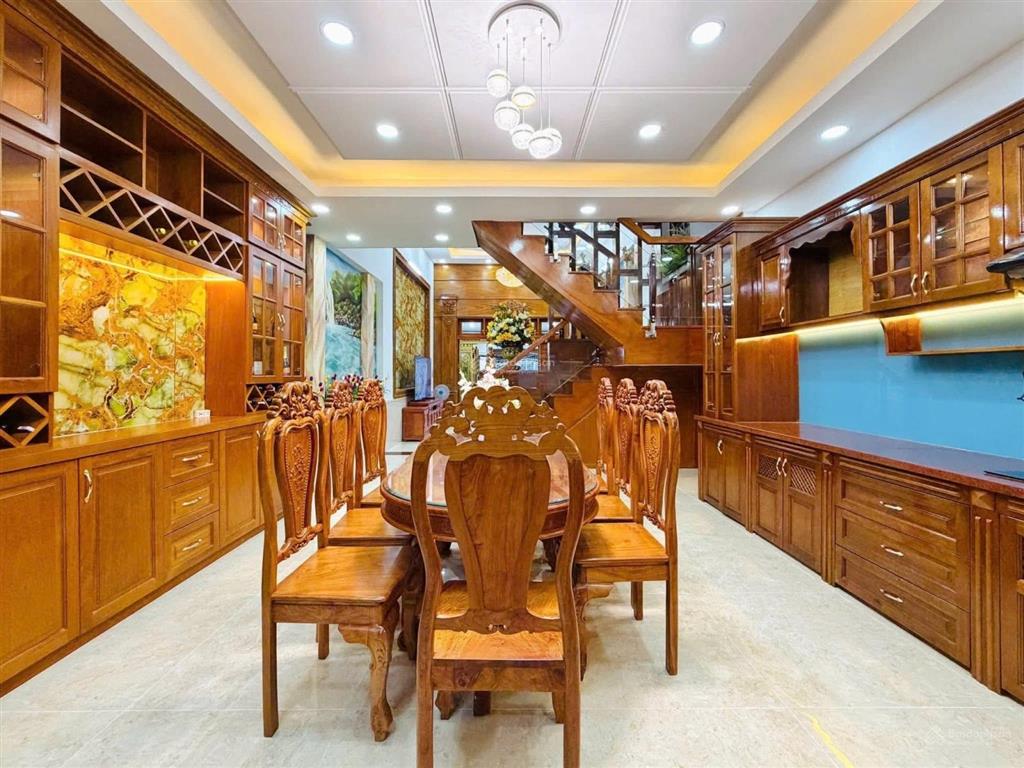 Ôtô ngủ trong nhà 81m2 đường ký hòa  quận 5. giá 4tỷ220 cho thuê 24tr. gần bệnh viện đa học y dược