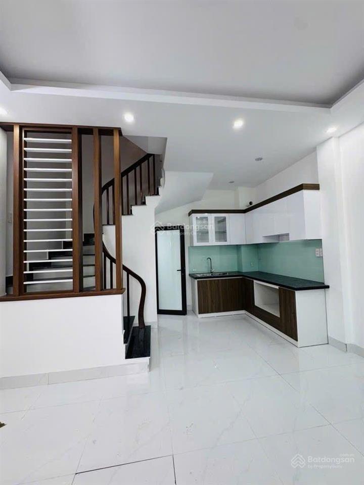 Hiếm! nhà ngay trường học, chợ, ub phường, đường to thông thoáng, 30m2,5 tầng ô tô đỗ cổng,liên mac