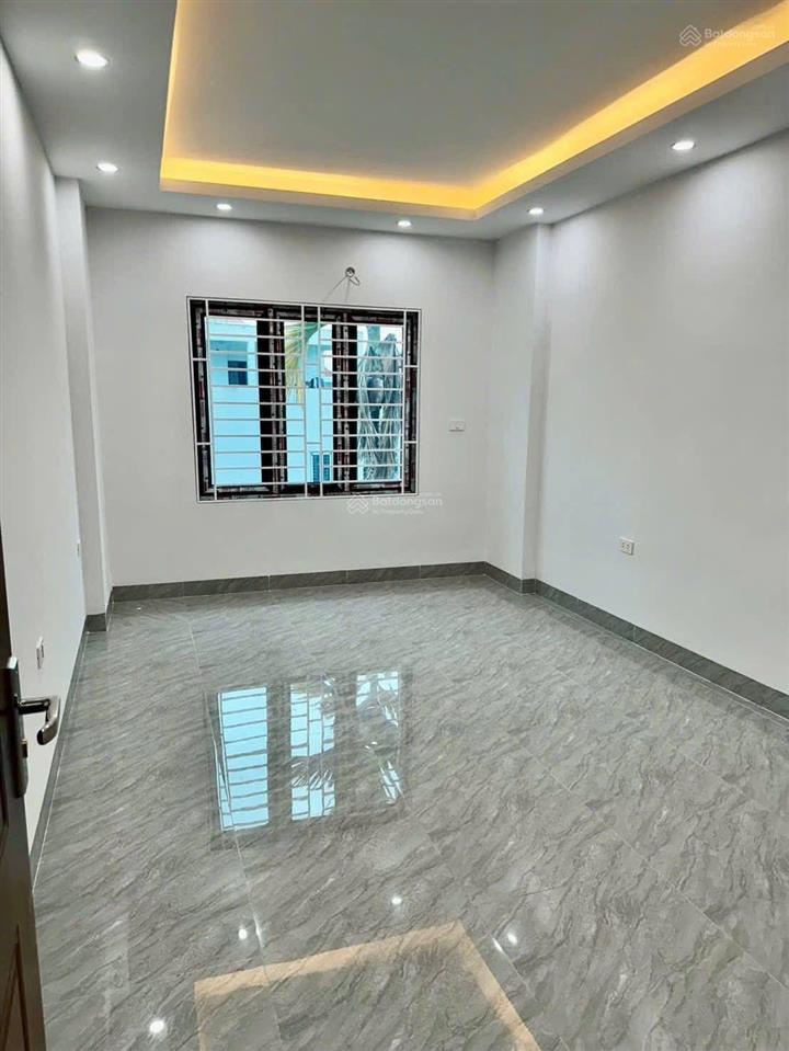 Hiếm! nhà ngay trường học, chợ, ub phường, đường to thông thoáng, 30m2,5 tầng ô tô đỗ cổng,liên mac