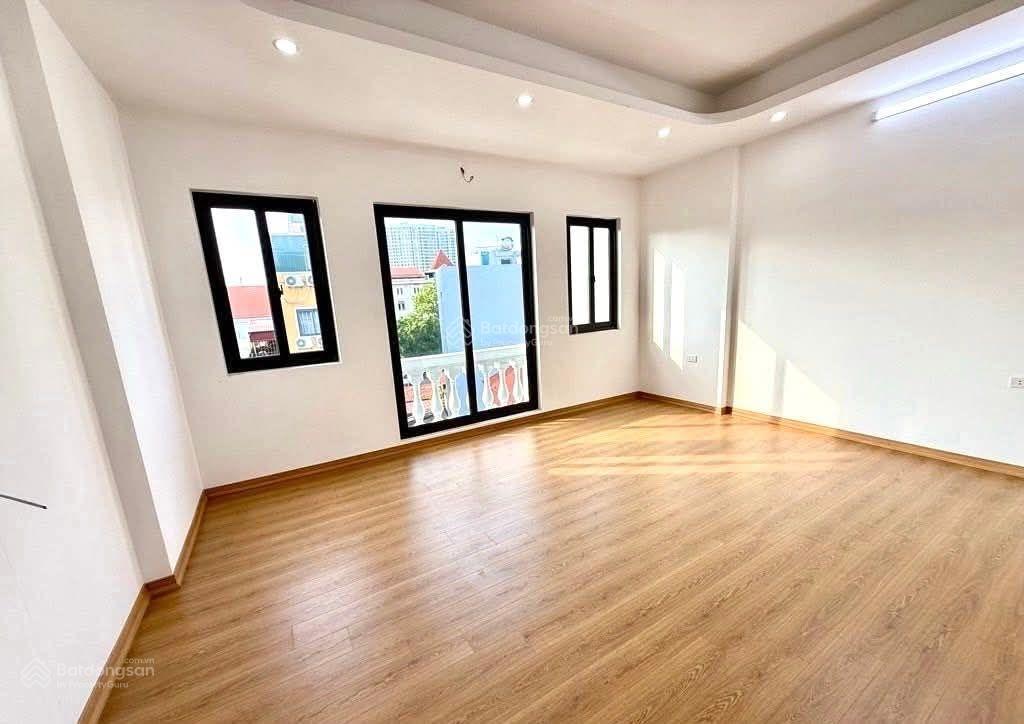 Hiếm! nhà ngay trường học, chợ, ub phường, đường to thông thoáng, 30m2,5 tầng ô tô đỗ cổng,liên mac