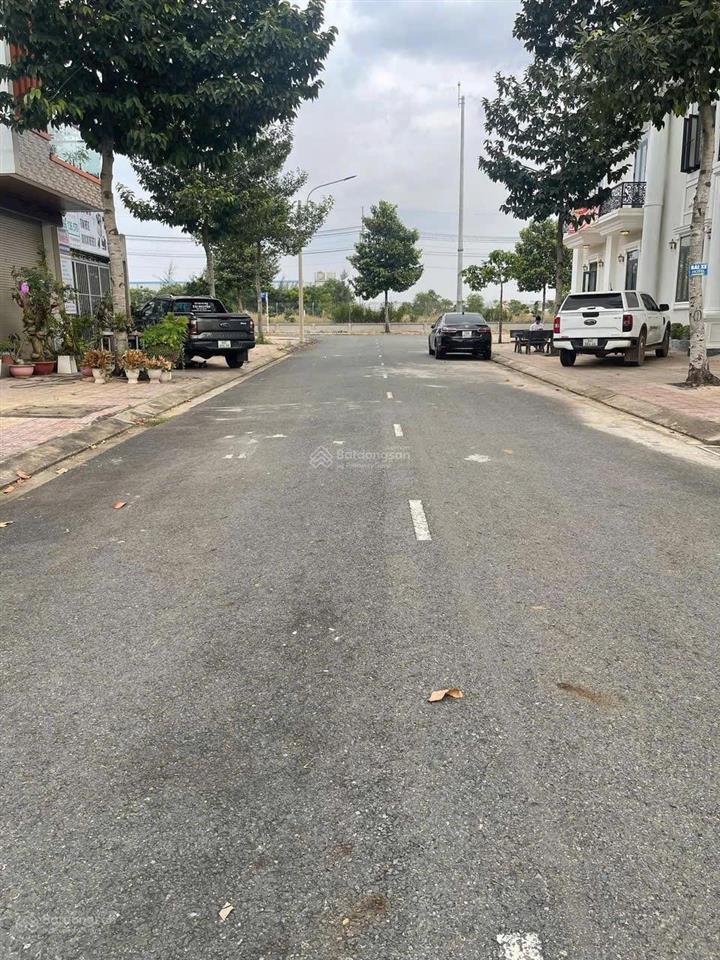 Siêu hot! bán lỗ lô 100m2 chỉ giá 1tỷ8, sỗ sẵn, thổ cư 100%, vị trí vàng, dân cư đông, gần sân bay