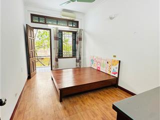 Cho thuê nhà ngõ 1 phan đình giót 3 tầng, 4 ngủ, 3nvs (dt sử dụng ~ 180m2), ô tô đỗ cửa.