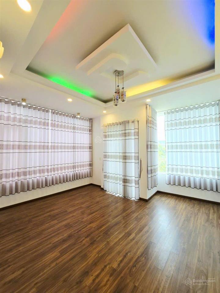 Bán nhà bề thế tặng thêm đất 5 tỷ quá đẹp xem là cọc ngay chắc chắn không còn căn nào đẹp bằng.