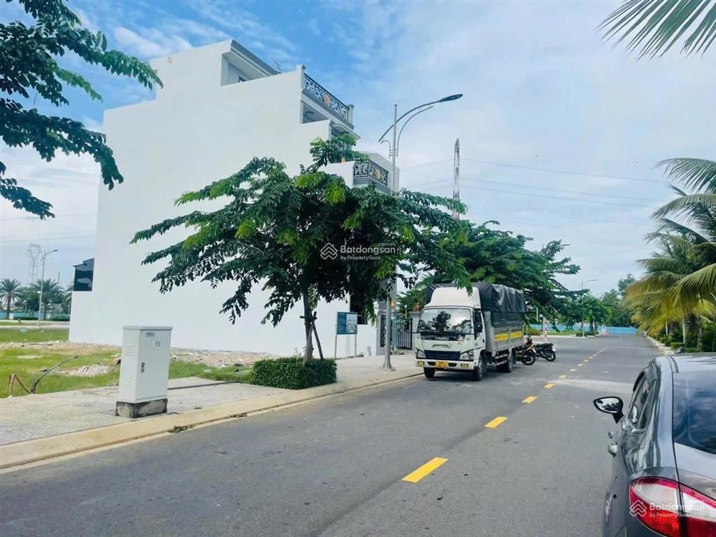 Cọc ngay lô đất 100m2 chỉ hơn 990 triệu, full thổ cư, có sổ sẵn, mặt tiền lộ giới 25m