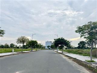 Cần bán lô đất hơn 110m2 gía cả thương lượngngay mặt tiền phùng hưng. có sổ sẵn, hạ tầng 100%