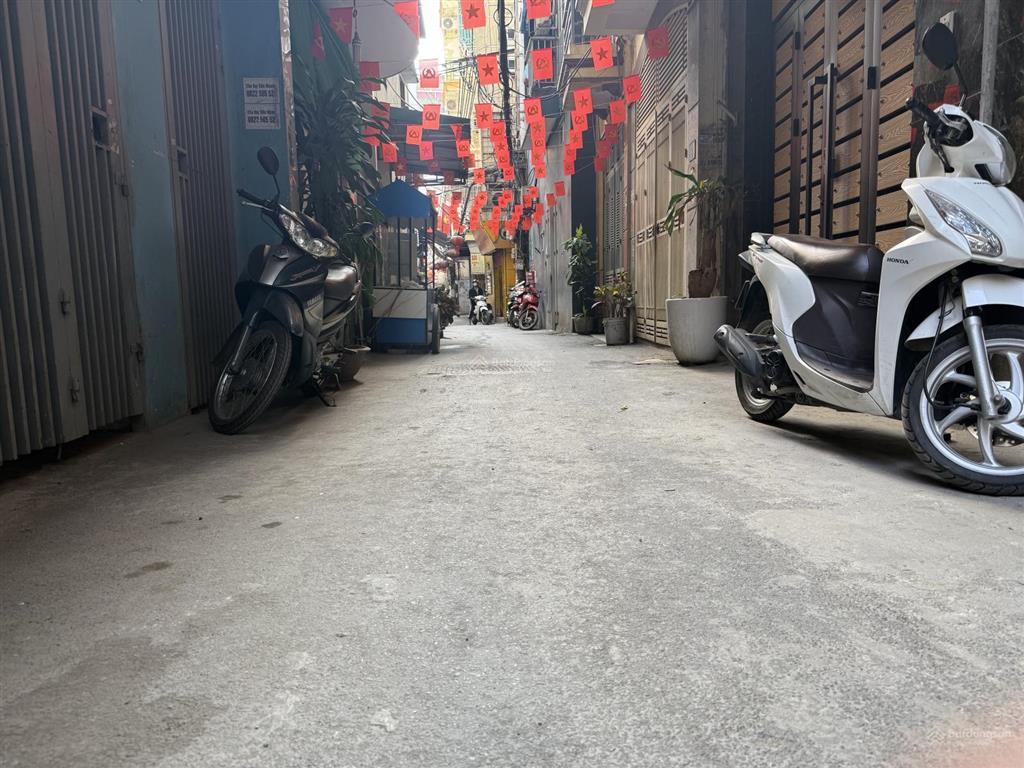 Bán gấp đất tặng nhà cũ tại ngõ 44 trần thái tông 68 m ,mặt tiền 5,1m cực hiếm nhà bán