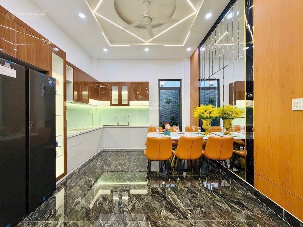 Bán nhà mặt tiền lớn 4 tầng quang trung,p12,gò vấp diện tích 66,7m2,(4 x 17) 4pn,5wc
giá 8,2 tỷ