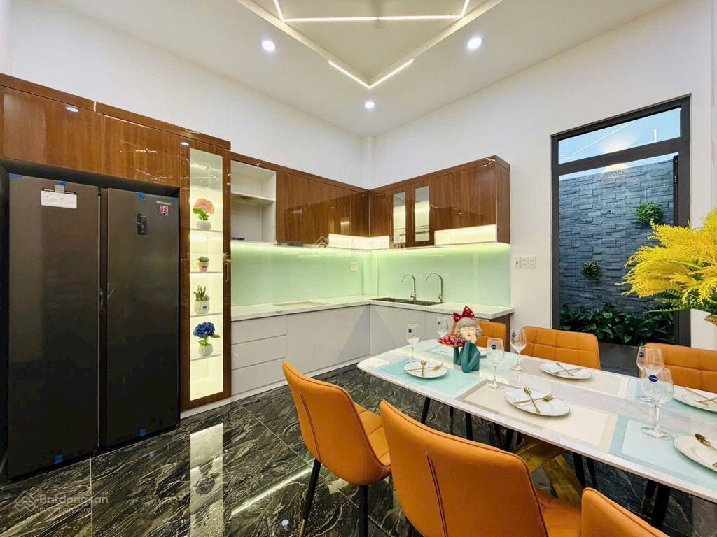 Bán nhà mặt tiền lớn 4 tầng quang trung,p12,gò vấp diện tích 66,7m2,(4 x 17) 4pn,5wc
giá 8,2 tỷ