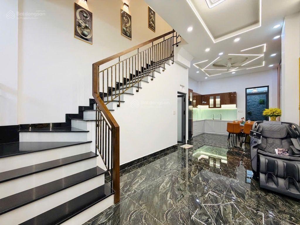 Bán nhà mặt tiền lớn 4 tầng quang trung,p12,gò vấp diện tích 66,7m2,(4 x 17) 4pn,5wc
giá 8,2 tỷ