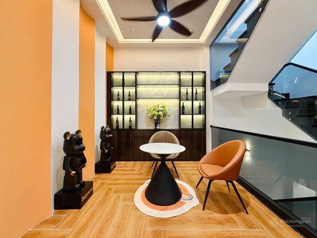 Nhà 4 tầng mặt tiền nguyễn duy cung,100m2,(4,3 x 24)4pn,4wc,sân thượng,có gara ô tô, chỉ có 11.99t