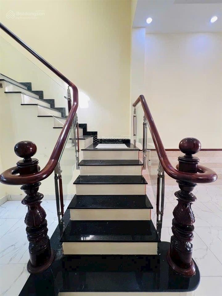 Bán nhà mặt tiền 4 tầng phạm văn chiêu,p14,gò vấp diện tích 60m2(4,2 x 15),4pn
giá bán 7,3 tỷ