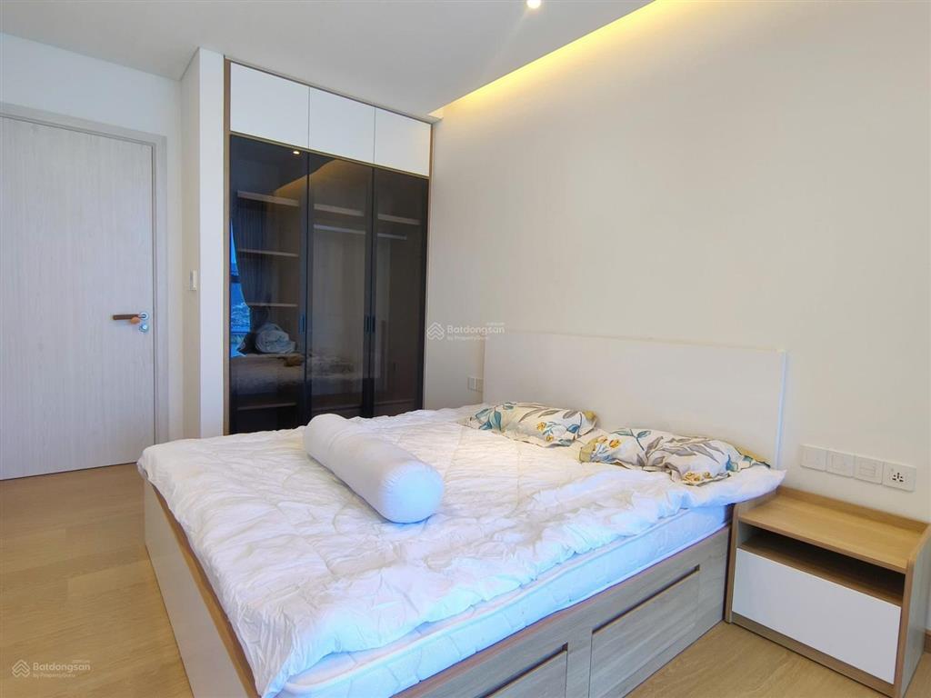 Chủ đi nước ngoài cần bán gấp căn 1pn + 1 tầng cao view biển nội thất cao cấp