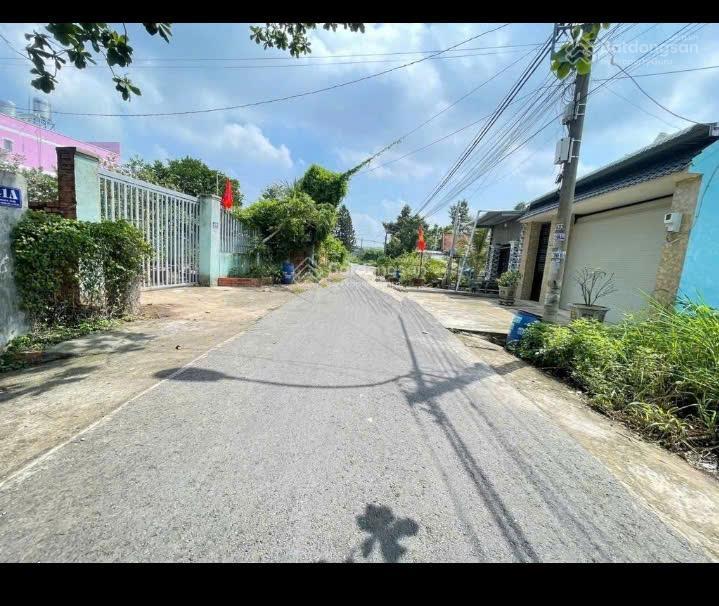 Chủ định cư nước ngoài bán lô đất thổ cư 100% ngay chợ việt kiều 114m2. giá 1 tỷ 6 , sổ hồng riêng