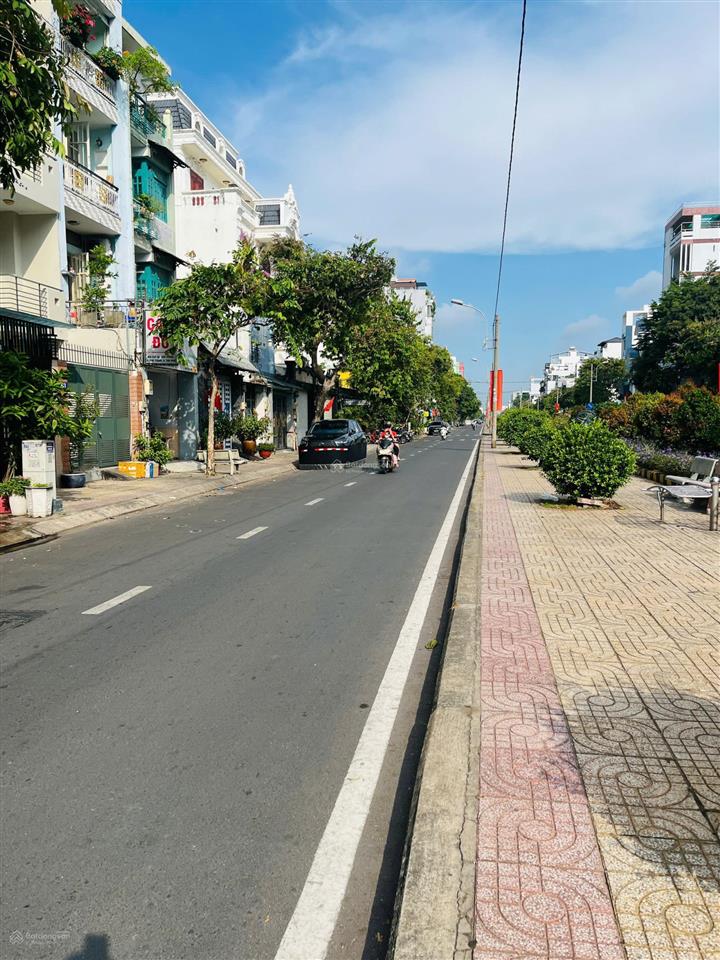 Chính chủ cần bán nhà mặt tiền đường hiền vương, tân phú, dt 8 x 23m, nhà cấp 4, giá 16.8 tỷ