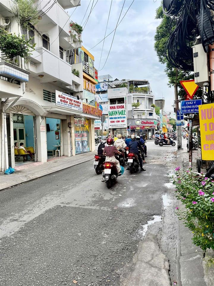 Mặt tiền phùng văn cung  ngay góc phan đăng lưu