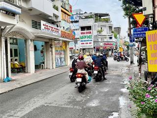Mặt tiền phùng văn cung  ngay góc phan đăng lưu