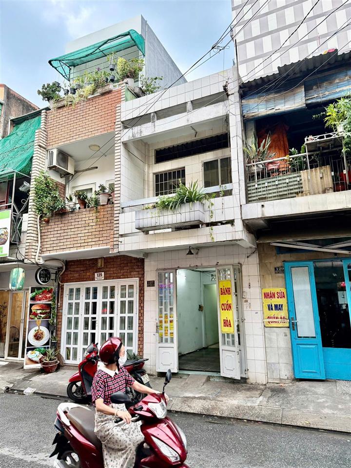 Mặt tiền phùng văn cung  ngay góc phan đăng lưu
