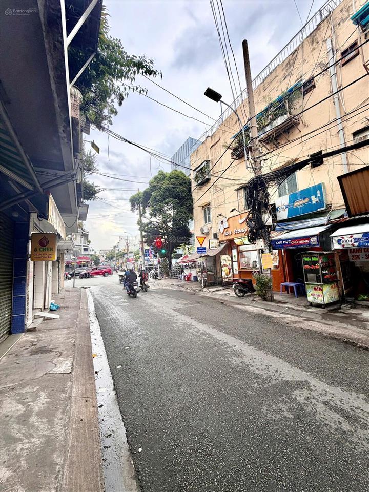 Mặt tiền phùng văn cung  ngay góc phan đăng lưu