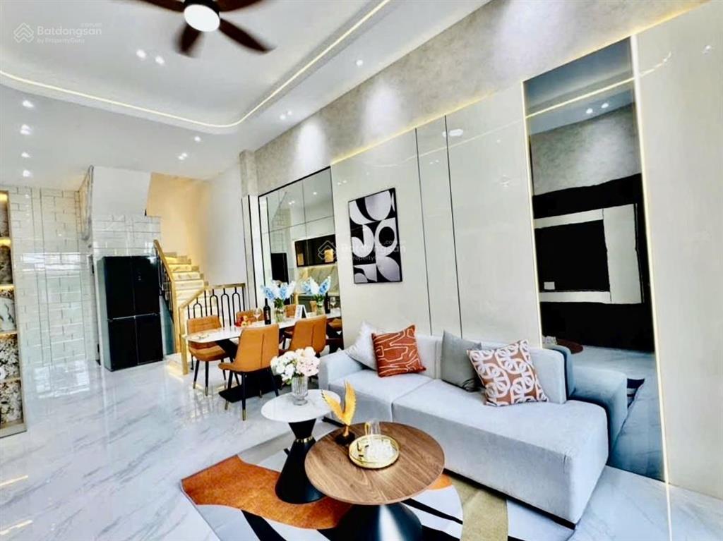 Giá tốt nhà phố bàn cờp3q3,gần chợ bàn cờ. giá 5tỷ 300tr / 92m2, đang cho thuê 28 tr /tháng.