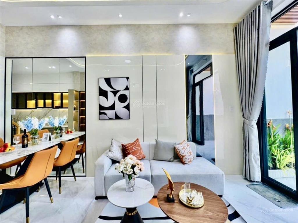 Giá tốt nhà phố bàn cờp3q3,gần chợ bàn cờ. giá 5tỷ 300tr / 92m2, đang cho thuê 28 tr /tháng.