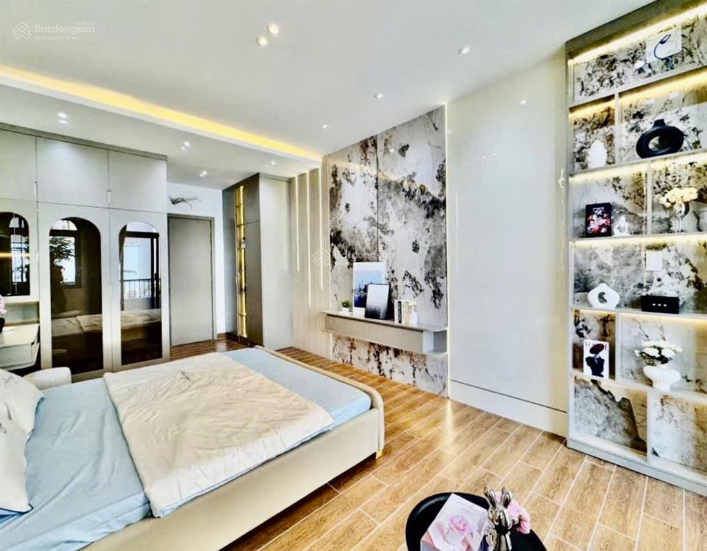 Giá tốt nhà phố bàn cờp3q3,gần chợ bàn cờ. giá 5tỷ 300tr / 92m2, đang cho thuê 28 tr /tháng.