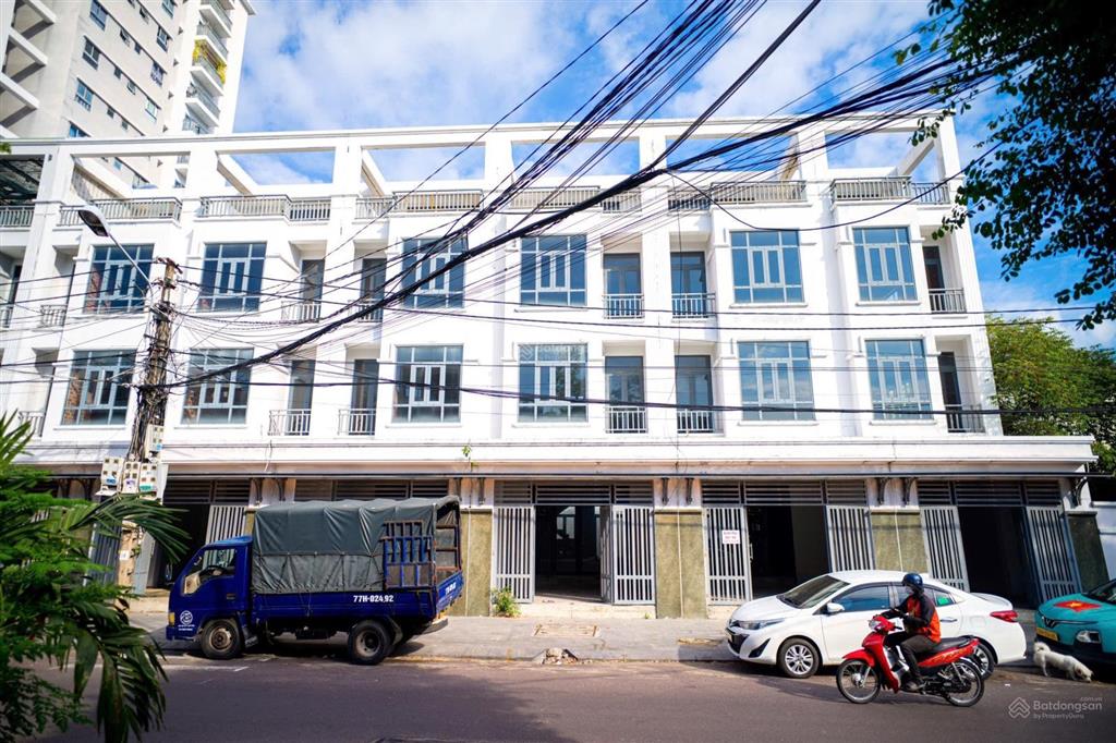 Giảm giá cực mạnh dãy nhà liền kề mặt tiền đường thanh niên. 8.5 tỷ  8 tỷ/ căn. diện tích 101m2