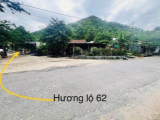 Đất nha trang tựa đồi (đằng sau), nằm gần hồ cây sung và hồ láng nhớt