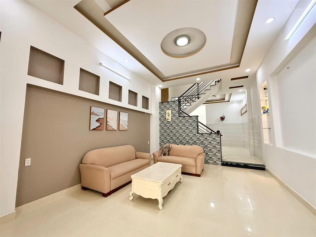 Cho thuê nhà nguyên căn ngay tttm gigamall  hiệp bình chánh  cách phạm văn đồng 150m.