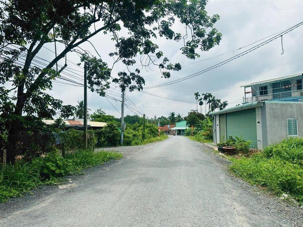 Cần tiền bán gấp lô đất ngay trung tâm xã phước đông, gò dầu, tây ninh. dt 360m2 giá 800 triệu. shr