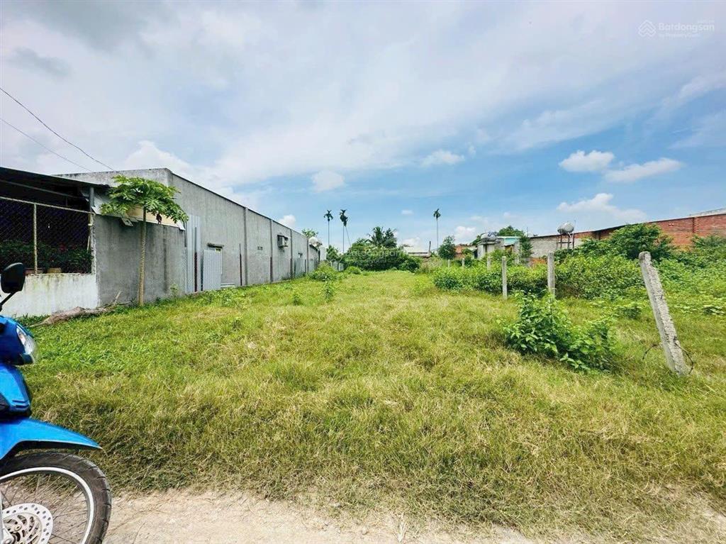 Cần tiền bán gấp lô đất ngay trung tâm xã phước đông, gò dầu, tây ninh. dt 360m2 giá 800 triệu. shr