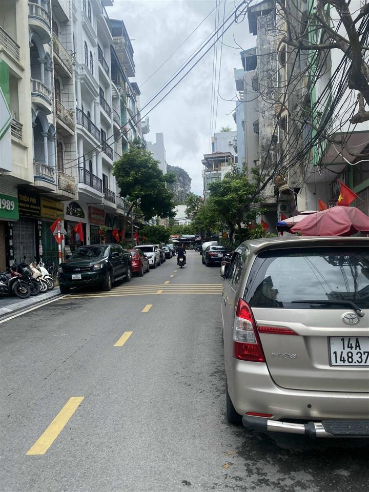 Cần bán gấp căn nhà phố, khu vực trung tâm ngay sau vincom hạ long giá rẻ bất ngờ