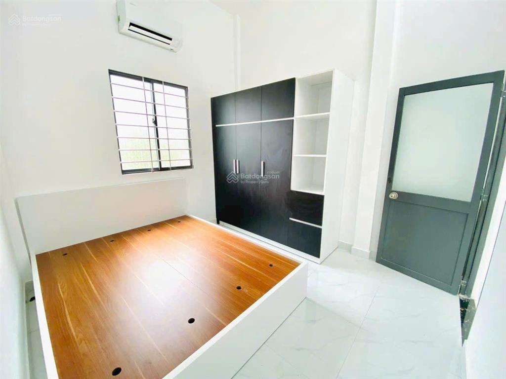 Không người trông coi bán 1 căn nhà vườn 120m2, sau lưng chợ bình chánh, shr bao nợ xấu