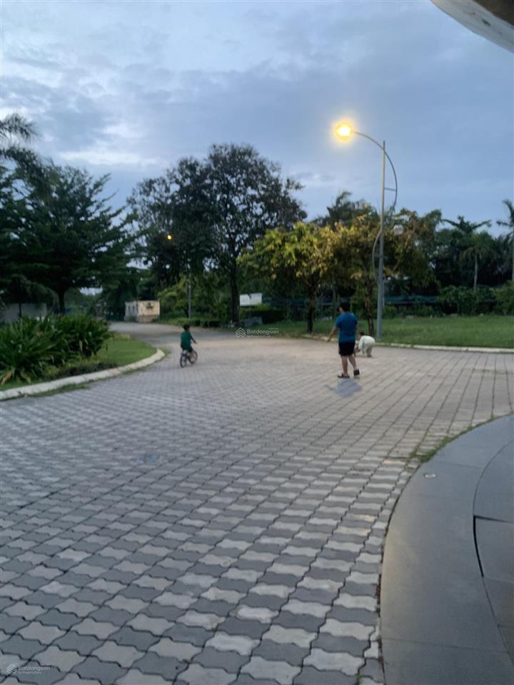 Cần bán biệt thự chia tài sản trước hôn nhân dt 100m2 ngang 5m 4 tầng 6pn6wc giá 12,8tỷ