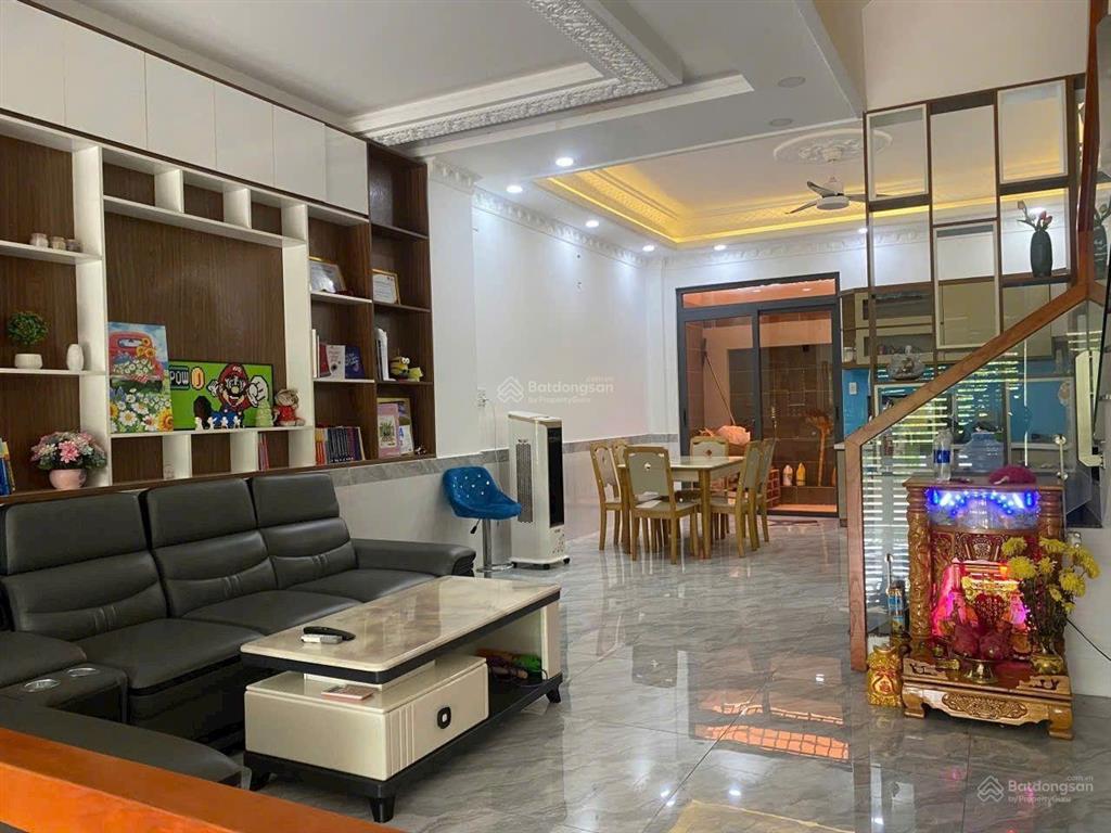 Nhà 2 lầu, mặt tiền công viên 6x14m, 9 tỷ kdc đào sư tích residence