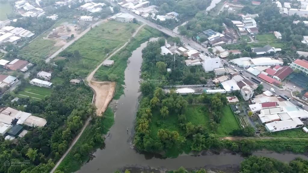 Bán đất mặt tiền kênh 140m2 full thổ cư giá 2 tỷ 5