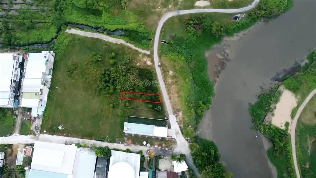 Bán đất mặt tiền kênh 140m2 full thổ cư giá 2 tỷ 5