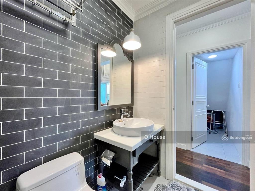 Tin trực tiếp chính chủ  5 phòng ngủ + 3 wc  dt 195 m2  giá 14,8 tỷ  mới decor full mới