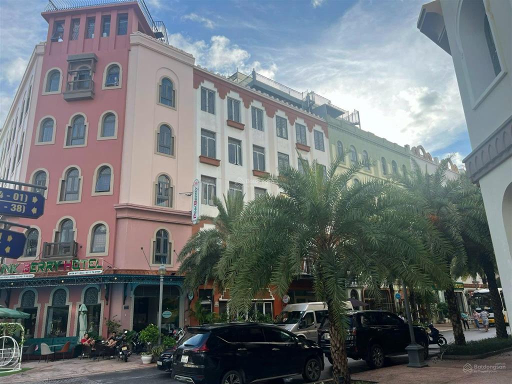 Bán gấp căn shophouse view biển diện tích 112,5m2 giá 15,5 tỷ full nội thất xịn sò, sổ đỏ trao tay
