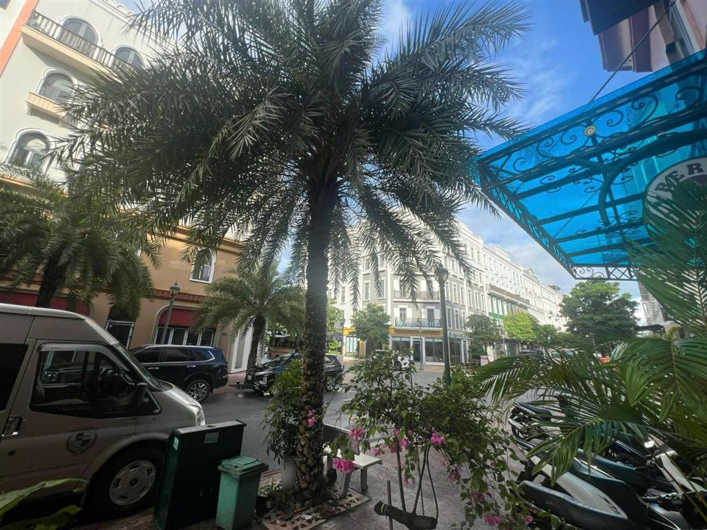 Bán gấp căn shophouse view biển diện tích 112,5m2 giá 15,5 tỷ full nội thất xịn sò, sổ đỏ trao tay
