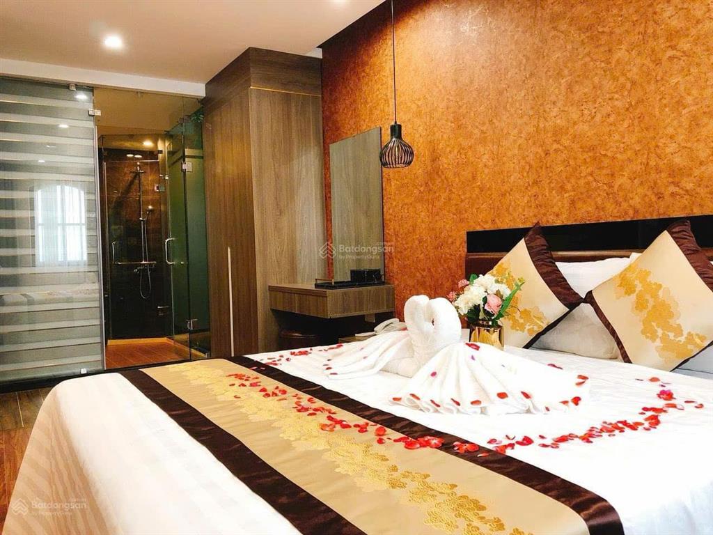 Bán gấp căn shophouse view biển diện tích 112,5m2 giá 15,5 tỷ full nội thất xịn sò, sổ đỏ trao tay