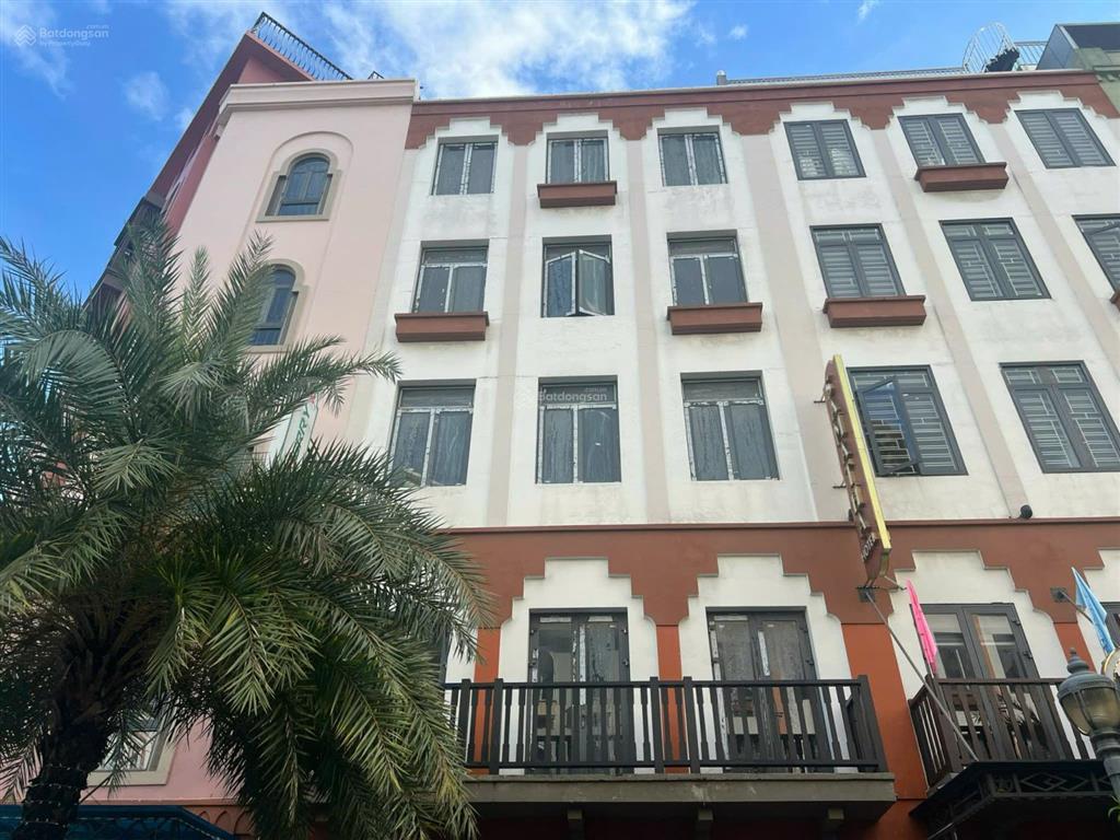 Bán gấp căn shophouse view biển diện tích 112,5m2 giá 15,5 tỷ full nội thất xịn sò, sổ đỏ trao tay