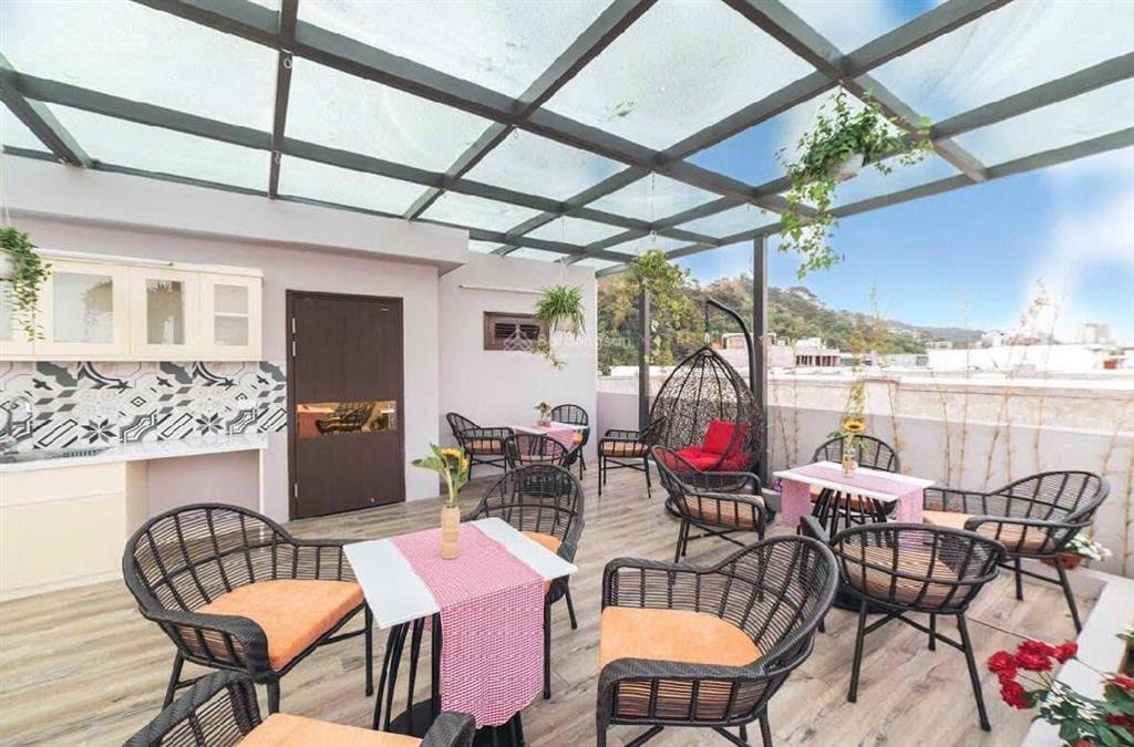 Bán gấp căn shophouse view biển diện tích 112,5m2 giá 15,5 tỷ full nội thất xịn sò, sổ đỏ trao tay