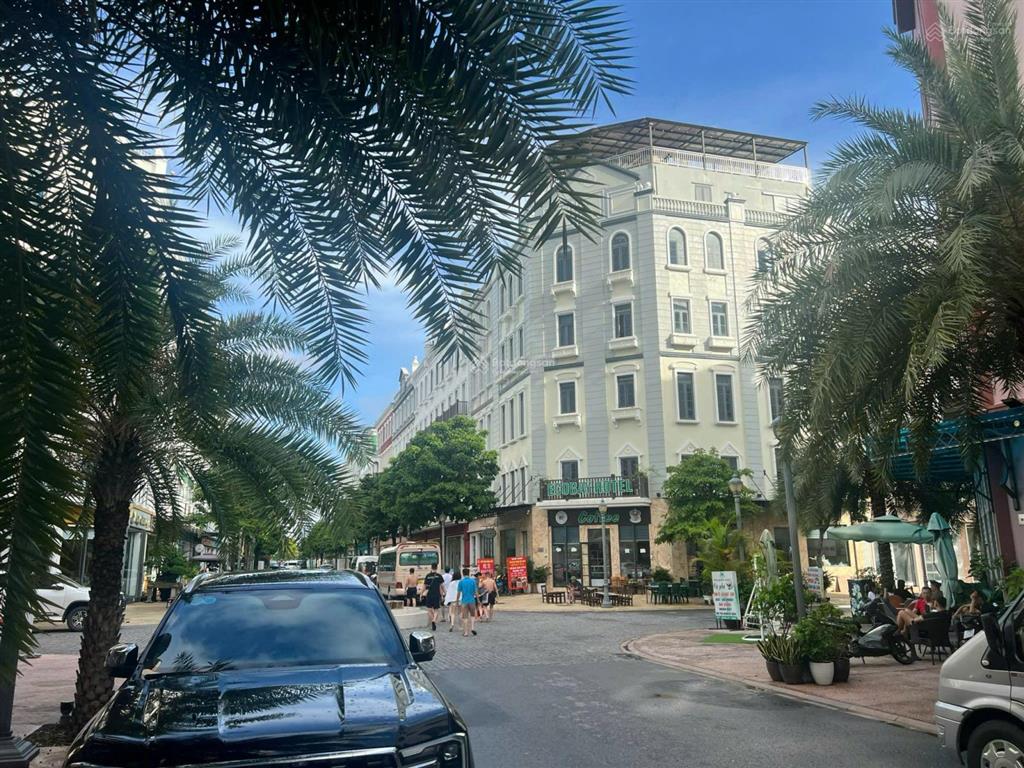 Bán gấp căn shophouse view biển diện tích 112,5m2 giá 15,5 tỷ full nội thất xịn sò, sổ đỏ trao tay
