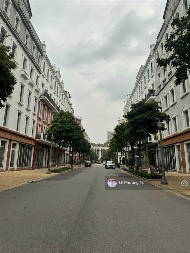 Bán gấp căn shophouse cách biển 200m, dt 116.5m2 giá 1x,x tỷ, kinh doanh sầm uất, bao rẻ nhất tt