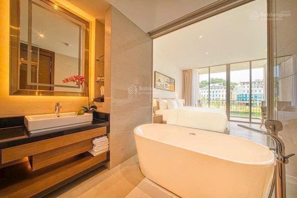 Bán gấp căn bt vip 444m2 giá 38,x tỷ, full nội thất, cam kết thu về 2,4 tỷ/năm, sổ lâu dài trao tay